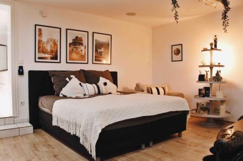 加格瑙Smart-Apartment BlickWinkel Schwarzwald的一间卧室配有一张大床和枕头