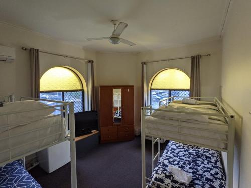 巴利纳澳大利亚酒店的带两张双层床和两扇窗户的房间