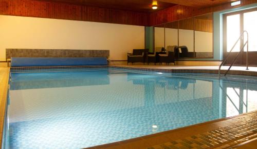 牛顿莫尔Balavil Hotel的在酒店房间的一个大型游泳池