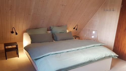 特森Ferienwohnung-Haus Holly的木墙客房的一张床位