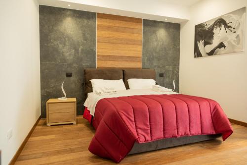 塔兰托Eutuxia的一间卧室配有一张带红色毯子的大床