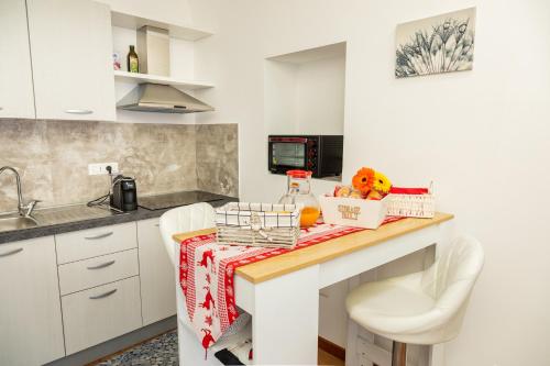 塔兰托Eutuxia的厨房配有白色橱柜和水果桌