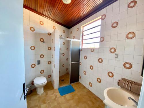 布拉干萨-保利斯塔Pousada Casa de Bragança的一间带卫生间和水槽的浴室