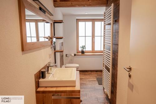 德弗雷根谷地圣雅各布Ferienwohnungen Bundschuh的一间带水槽和卫生间的浴室