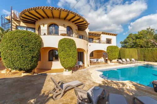 卡尔佩Villa Mandarina - Costa CarpeDiem的一座带游泳池和房子的别墅