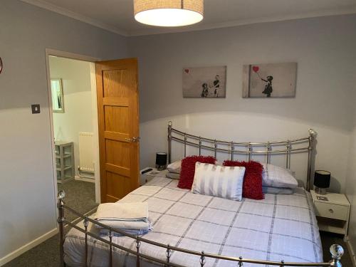 KentPalmbeach Place的一间卧室配有红色和白色枕头的床