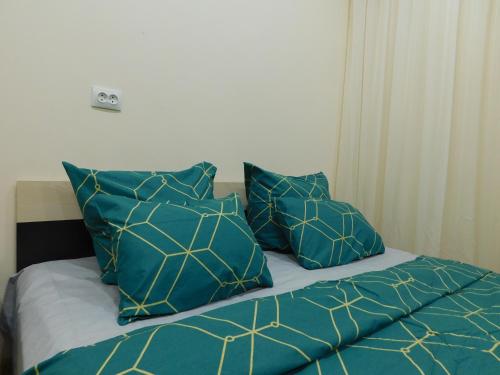 派蒂哥斯卡Апартамент в курзоне пр Кирова 7的一张带蓝色和黄色枕头的床