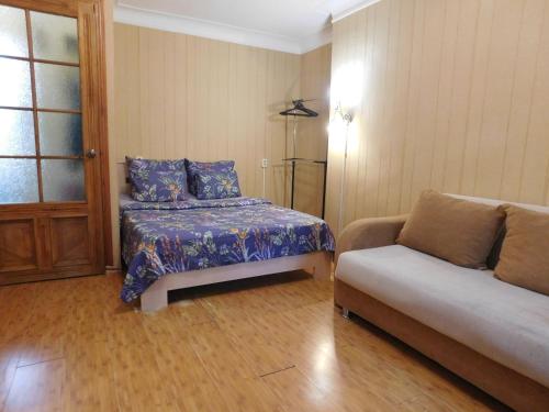 派蒂哥斯卡пл Ленина 8-1 апартаменты в центре курзона的小房间设有床和沙发