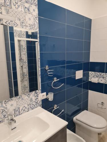 福尔米亚B&B Rayl的蓝色和白色的浴室设有卫生间和水槽
