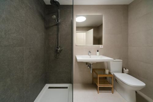 普拉亚布兰卡Villas Altos de Lanzarote的浴室配有卫生间、盥洗盆和淋浴。