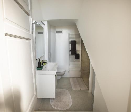 勒威诺Villa Corbezzolo的浴室配有白色水槽和卫生间。