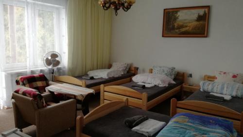 苏瓦乌基Agroturystyka u Mańka的带四张床和窗户的客房