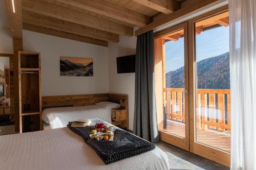 韦尔米廖Albergo Alpino的一间卧室设有一张床和一个大窗户
