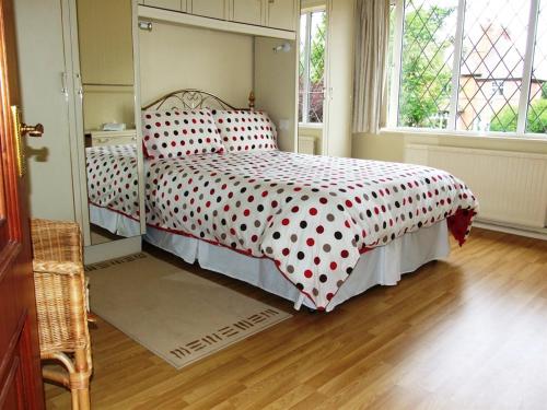 汉普顿茵雅顿Gayton Bed & Breakfast的一间卧室配有一张带波卡圆床罩的床。