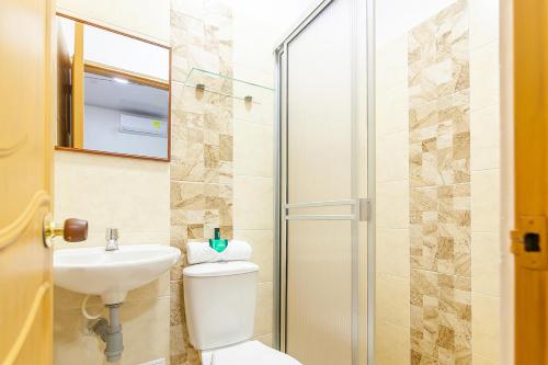 巴耶杜帕尔Hotel Tu Casa Bambú的浴室配有卫生间、盥洗盆和淋浴。
