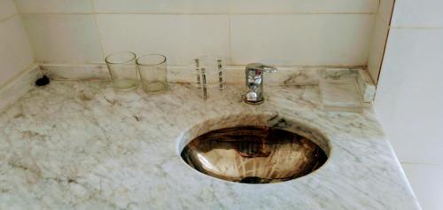 圣玛利亚Departamento Yokavil的地板上带水槽和2个玻璃杯的脏浴室