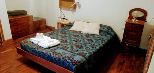 圣玛利亚Departamento Yokavil的一间卧室配有带2条毛巾和梳妆台的床