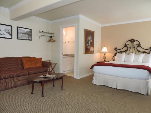 特柳赖德维多利亚旅馆的酒店客房,配有床和沙发