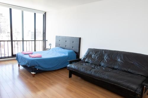 罗萨里奥BriDan的客厅配有沙发和一张床