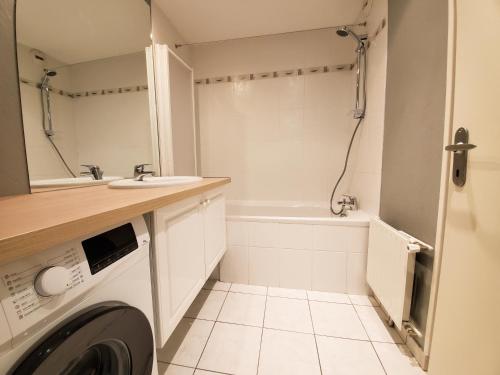拉瓦勒Standing appartement avec vue sur la Mayenne的一间带洗衣机和水槽的浴室