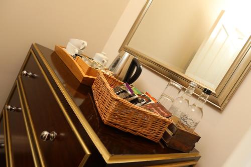 莫珀斯St Mary's Inn的浴室梳妆台配有篮子和镜子