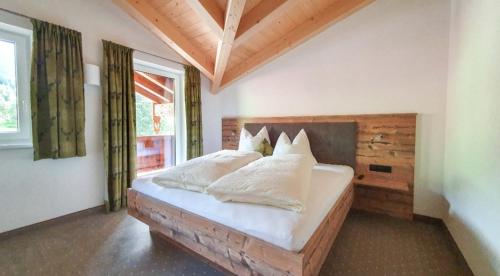盖洛斯Schönachhof的一间卧室配有带白色床单和枕头的床。