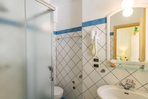 斯特龙博利Stromboli Central Family Apartment - 3 Double Rooms的带淋浴、卫生间和盥洗盆的浴室