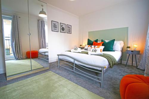 纽波特Dock House - 5 Bedroom House - Sleeps 7的一间卧室配有一张大床和镜子