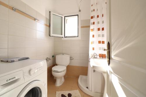 卡诺尼A Nice Apartment- Corfu Town, Kanoni的白色的浴室设有卫生间和水槽。