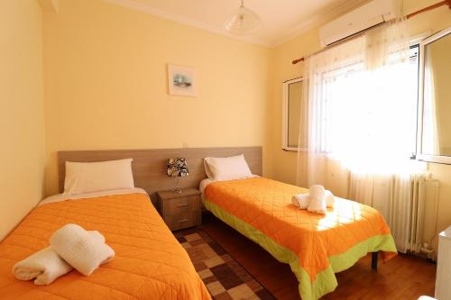 卡诺尼A Nice Apartment- Corfu Town, Kanoni的一间卧室设有两张床和窗户。