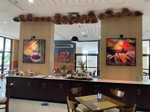 马瑙斯Tropical Executive Hotel的餐厅设有桌子和椅子