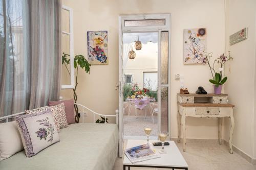 阿尔戈斯托利翁Flowers in the city - Elegant Home in Argostoli的客厅配有沙发和桌子