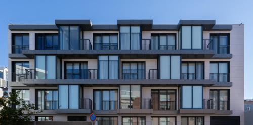 波尔图Habitatio - Bom Sucesso的公寓大楼的一侧设有阳台。