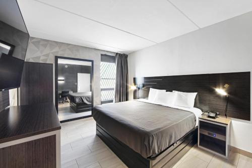 皇后区Casa Azul Hotel Blu-UBS Arena的一间酒店客房 - 带一张床和一间浴室