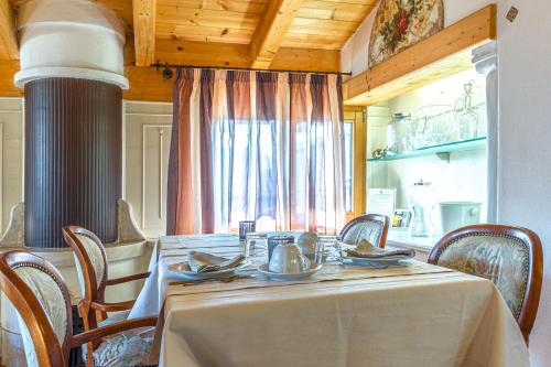 莱维科特尔梅艾拉里亚泽德因姆特乐住宿加早餐酒店的一间带桌椅和窗户的用餐室