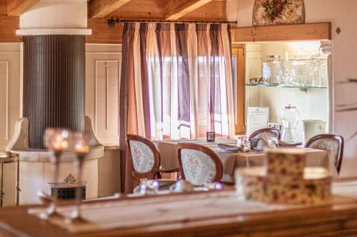 莱维科特尔梅艾拉里亚泽德因姆特乐住宿加早餐酒店的厨房配有桌椅和窗户。