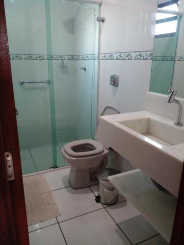 加罗帕巴Apartamento 02的浴室配有卫生间、淋浴和盥洗盆。