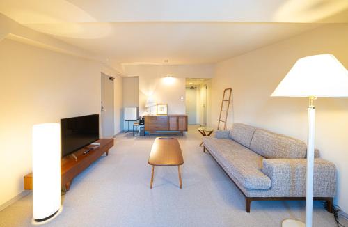 白马村斯黛拉百丽酒店的带沙发和电视的客厅