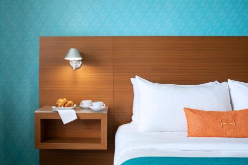 洛杉矶圣塔莫尼卡海滨酒店的一间卧室配有一张带木制床头板的床