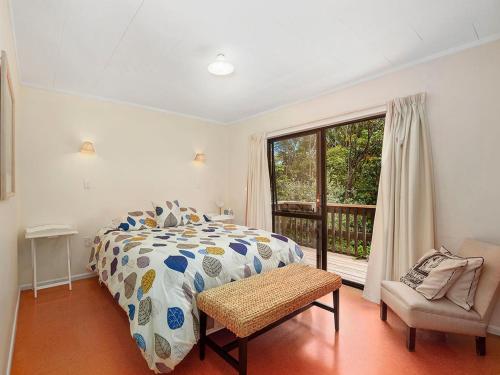 陶波Matuku Hideaway - Taupo Holiday Home的一间卧室设有一张床和一个窗口