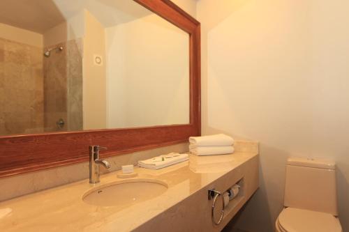 阿吉吉克雷尔德莎帕拉酒店的一间带水槽、镜子和卫生间的浴室