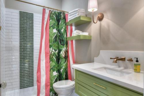 加尔维斯敦Banana Bay @emilysontheisland的浴室配有淋浴帘和盥洗盆。