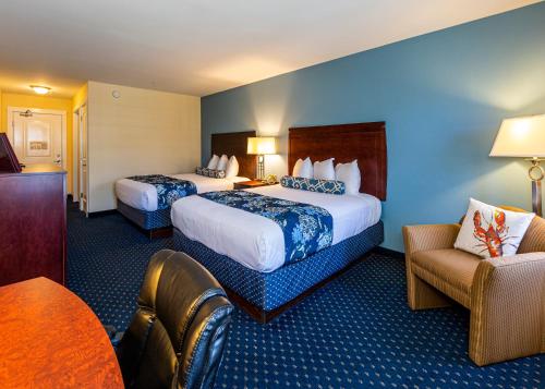 巴港巴尔港庄园酒店的酒店客房,配有两张床和椅子