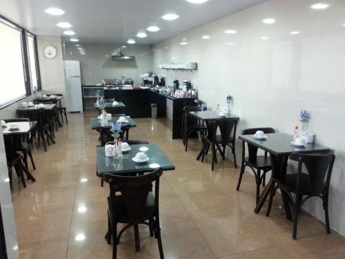 累西腓维拉尼罗酒店的一间在房间内配有桌椅的餐厅