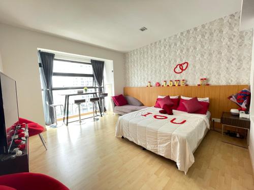 吉隆坡Private Jacuzzi Staycation at KL City 152的一间卧室配有一张大床和红色枕头