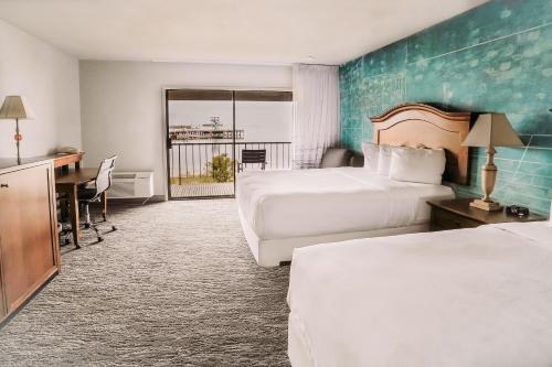 安吉利斯港Red Lion Hotel Port Angeles Harbor的酒店客房设有两张床和一个阳台。