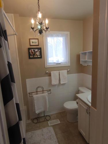 卡沃萨湖BobcaygeonB&B的一间带白色卫生间的浴室和窗户。