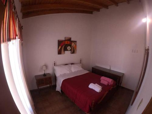 迈普Departamento encantador en Maipú的一间卧室配有一张红色床罩的床