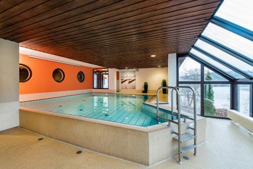 Diemelsee迪美尔西戈贝尔酒店的中间设有游泳池的房子