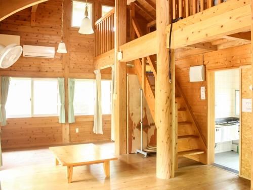 西表岛伊鲁蒂幅塔梅穆拉山林小屋的小木屋内的大型客房设有木制楼梯